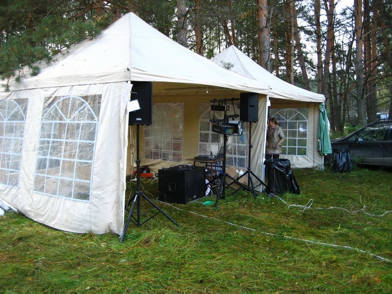Палатка звукооператора и полевой кухни 
